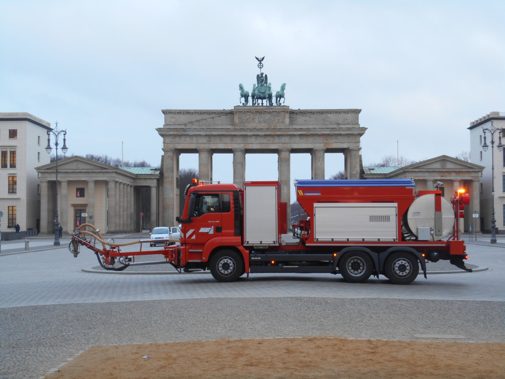 Fahrzeug von MOT vor dem Brandenburger Tor