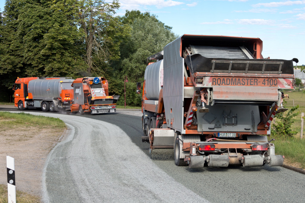 Splittstreuer und Tankfahrzeuge von MOT auf einem Wirtschaftsweg