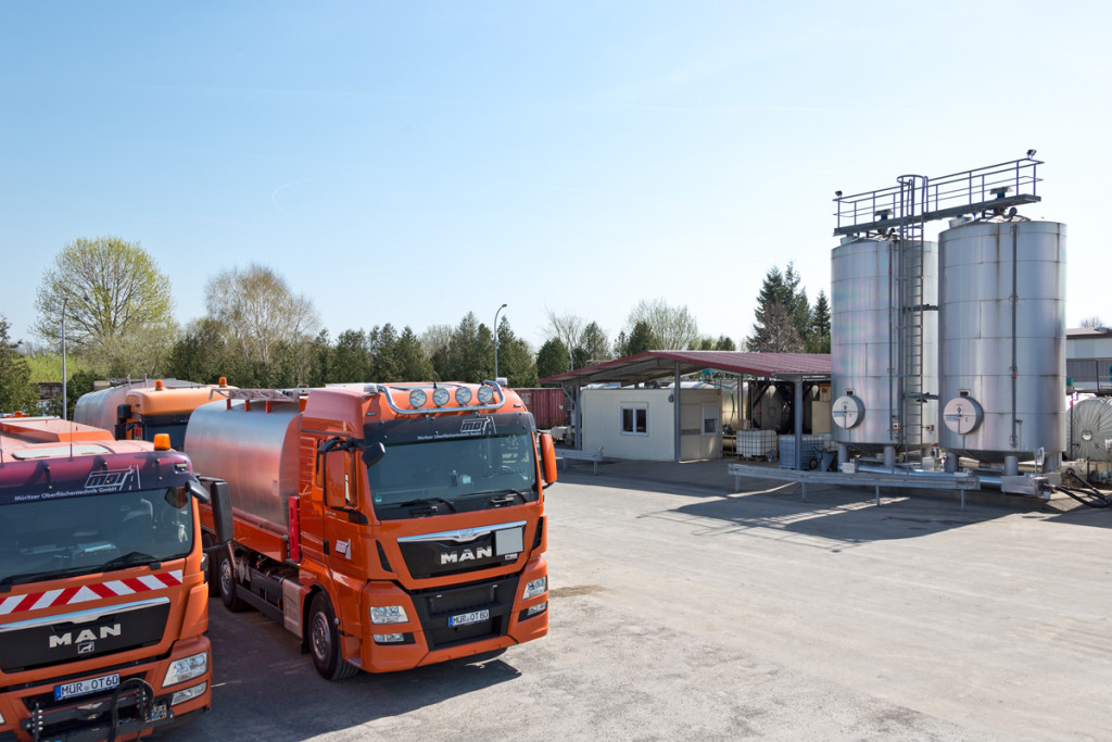 Betriebshof von MOT mit Bindemittel-Silos und Lkw