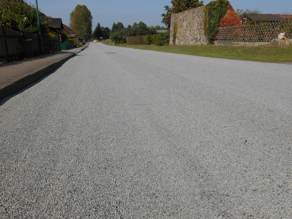 Straße nach der Oberflächenbehandlung